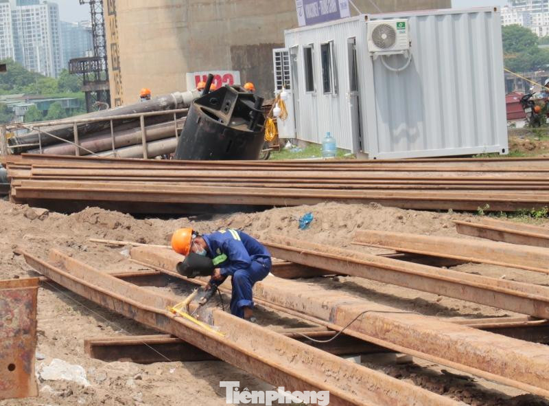Tuy nhiên, do là công trình trọng điểm có tính chất cấp bách, nên ngoài thi công đảm bảo tiến độ, công nhân - kỹ sư luôn được các nhà thầu huy động đủ, cùng với đó là tuân thủ nghiêm ngặt công tác phòng chống dịch, giúp dự án từ đầu năm đến nay không bị lây nhiễm, bùng phát dịch làm gián đoạn thi công.