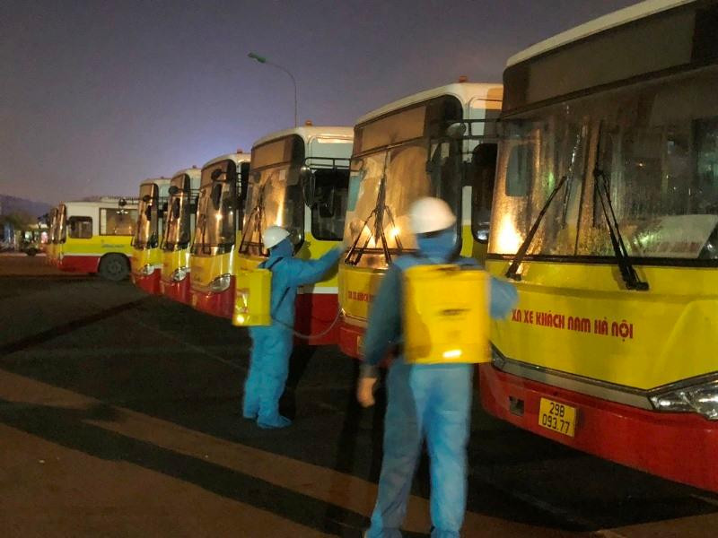 Hàng nghìn xe buýt Hà Nội được phun sát, khử khuẩn sau mỗi chuyến vận hành và ngày kết thúc làm việc theo quy trình phòng chống dịch của Bộ Y tế.