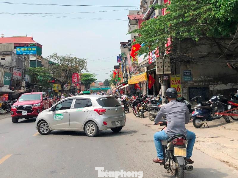 Do QL21 đoạn đi đến quận Hà Đông lòng đường và vỉa hè bị lấn chiếm, gây ùn tắc kéo dài thường xuyên, nhiều ô tô đi từ hướng Chùa Hương về đến khu vực chợ Xốm buộc phải quay đầu để tìm đường đi khác.