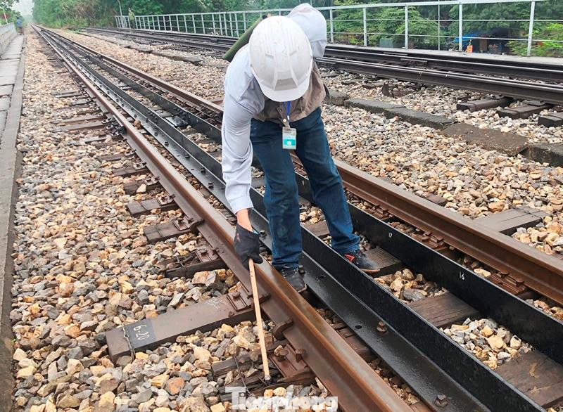 Với 5,5 km đường sắt qua tầng 1 cầu Thăng Long, nhiều thanh tà vẹt hư hỏng, mục ruỗng cũng được công nhân tuần đường phát hiện.