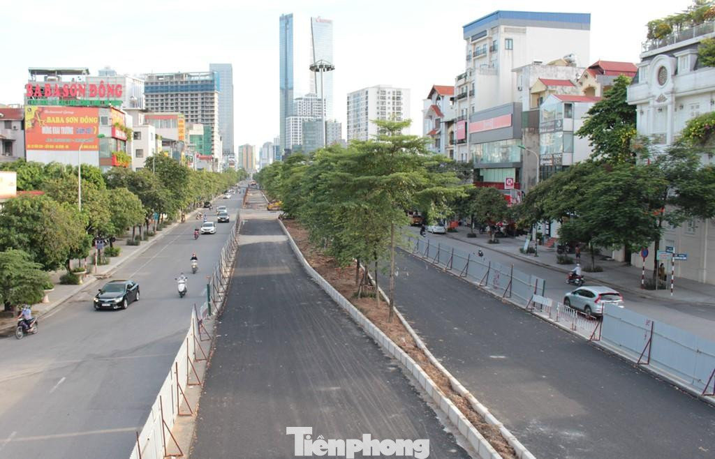 Hiện mặt đường phố Liêu Giai đã được xén, điều chỉnh dải phân cách, mở rộng làn đường từ 4 lên 8 làn xe. Hiện mặt đường phố Liêu Giai đã được xén, điều chỉnh dải phân cách, mở rộng làn đường từ 4 lên 8 làn xe.