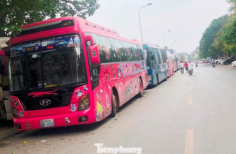 Khu vực các xe khách loại to trên 45 chỗ đang đỗ nhiều tuần nay là tuyến đường nối từ đường Linh Đường (đường Lê Hữu Thọ kéo dài) sang khu bán đảo Linh Đàm.