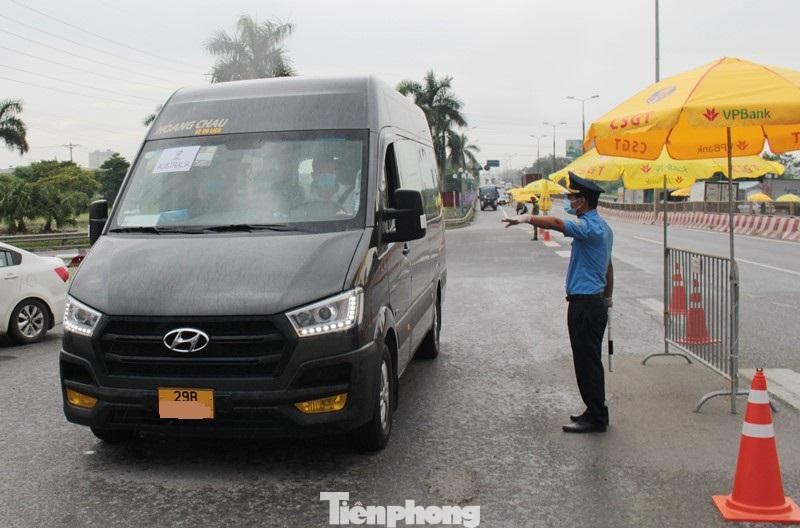 Đến chiều nay, Thanh tra Sở GTVT Hà Nội cho biết, tại 21 chốt trực vùng đỏ, riêng lực lượng thanh tra giao thông đã dừng kiểm tra nhắc nhở hàng nghìn trường hợp xe chở hàng luồng xanh muốn ra vào. Do đi sai hành trình, tài xế không có giấy tờ phòng chống COVID còn hiệu lực nên hơn 100 xe chở hàng luồng xanh đã được Thanh tra giao thông đã yêu cầu quay đầu.