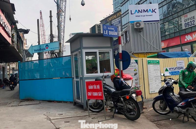 Ngoài nhà ga S12 (tại nút giao Trần Hưng Đạo - Lê Duẩn), theo Cty Thoát nước Hà Nội, dự án đường sắt đô thị Nhổn - ga Hà Nội còn có các công trường nhà ga như S10 (phố Quốc Tử Giám), S11 (phố Cát Linh) gây ảnh hưởng đến việc thoát nước, chống ngập của cả khu vực.