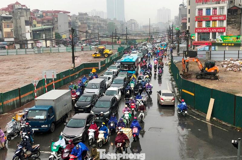 Trước đó, do mật độ phương tiện lớn, việc quây rào dự án trên diện rộng đã khiến đường Đại La - Minh Khai thường xuyên ùn tắc.