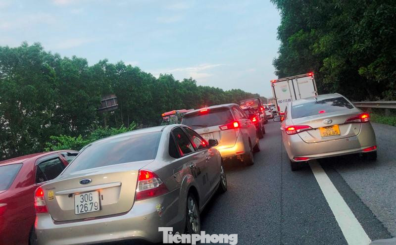Những ngày đầu nghỉ lễ, ùn tắc kéo dài ra cả cao tốc hướng Hà Nội về Ninh Bình.