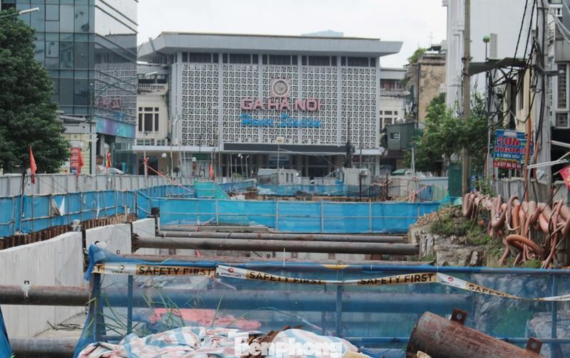 Tại ga ngầm S12 (trước ga Hà Nội) nằm trên phố Trần Hưng Đạo (quận Hoàn Kiếm) cũng đang dừng thi công 2 tháng nay.