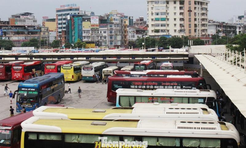 Bến xe Mỹ Đình mỗi ngày có khoảng 900 lượt xe xuất bến, nhưng những ngày qua, con số này giảm từ 70 đến 80%.