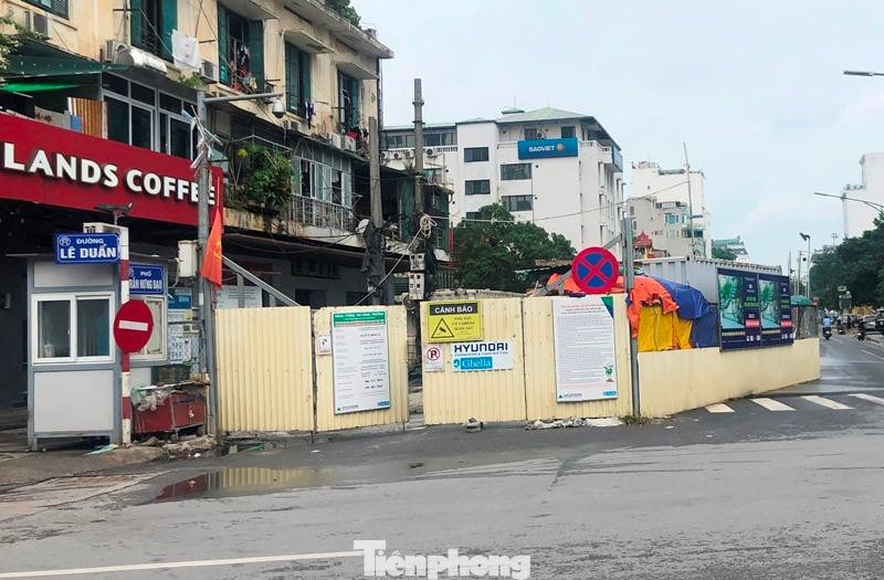 Tuy là một trong những dự án trọng điểm được thi công khi Hà Nội giãn cách xã hội chống dịch, nhưng cả tháng qua, công trường ga ngầm S12 luôn đóng cửa.