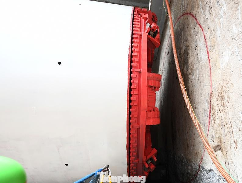 Vị trí rô-bốt bắt đầu đặt mũi khoan để khoan đường hầm (được đánh dấu khoanh tròn màu đỏ) là dưới lòng ga ngầm S9 (Cầu Giấy) dự án đường sắt đô thị (metro) Nhổn - ga Hà Nội.