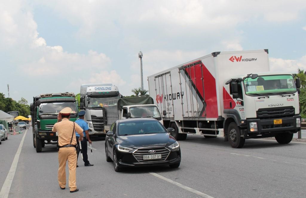 Kiểm soát phương tiện tại chốt cầu Phù Đổng của liên ngành Hà Nội.