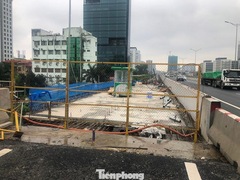 Nhánh đường kết nối với đường trên cao Vành đai 3 vừa được đúc bê tông xong tại nút giao Hoàng Quốc Việt.