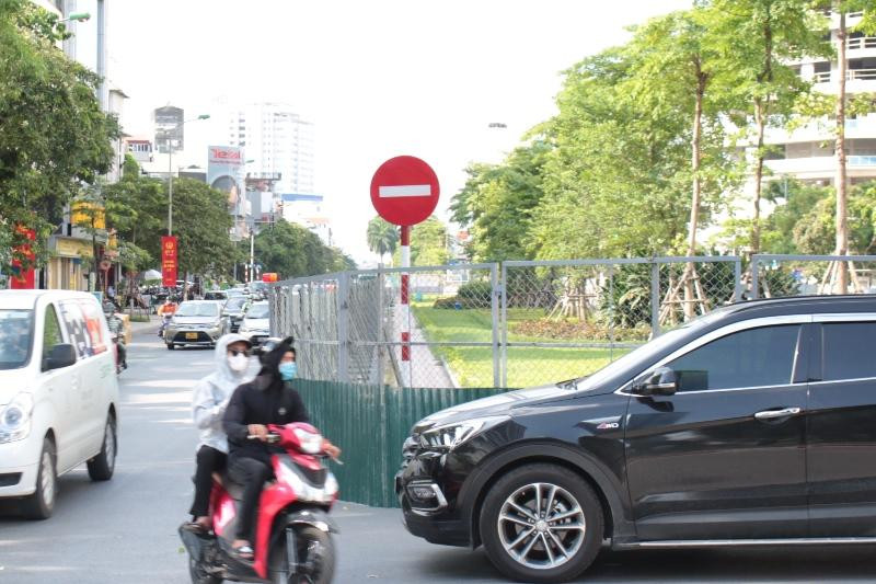 Ban Duy tu cho biết, việc xén dải phân cách là để mở rộng lòng đường, hoàn thiện kết cấu hạ tầng giao thông trục Hồ Tây - Trung tâm Hội nghị Quốc gia. Ảnh: A.Trọng Ban Duy tu cho biết, việc xén dải phân cách là để mở rộng lòng đường, hoàn thiện kết cấu hạ tầng giao thông trục Hồ Tây - Trung tâm Hội nghị Quốc gia. Ảnh: A.Trọng