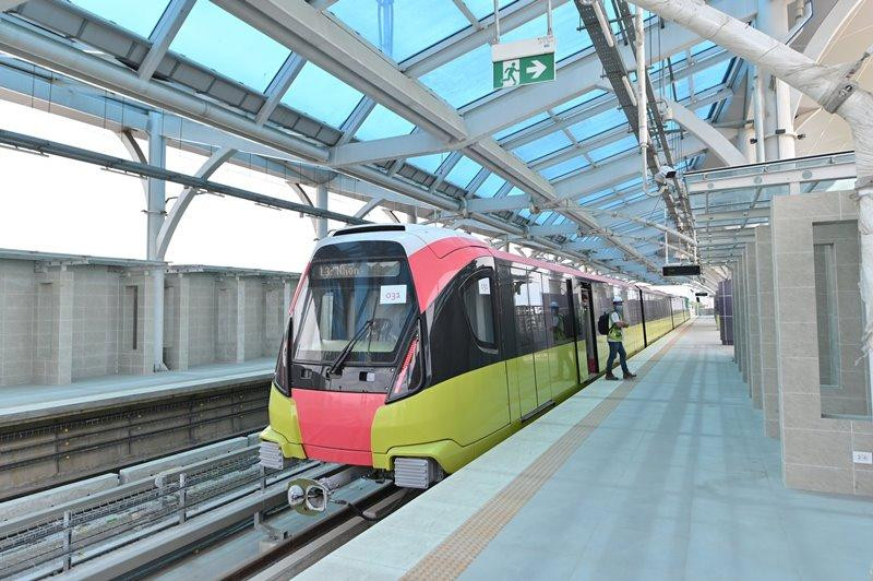 Tàu tiếp cận nhà ga trên cao, nhân viên được phép lên xuống tàu để thử kỹ thuật.