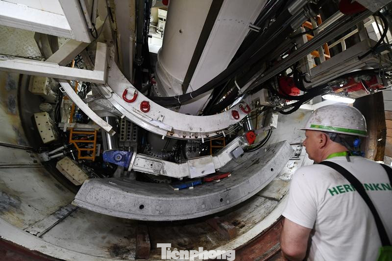 Bên trong mũi khoan hầm của rô-bốt