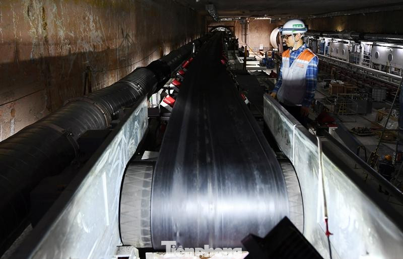 Trong khi mũi khoan hoạt động, hệ thống băng tời trong lòng (bụng) rô-bốt sẽ tự vận chuyển phế thải ra ngoài.