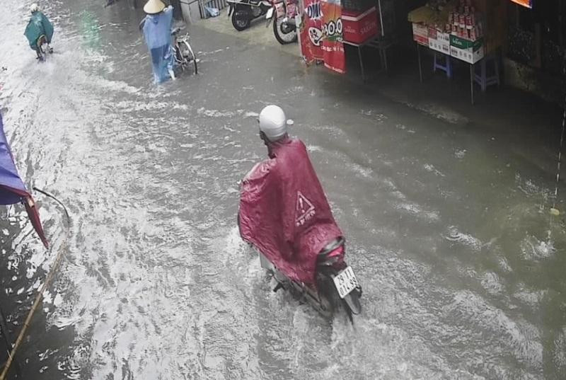Ngập trên phố Tông Đản