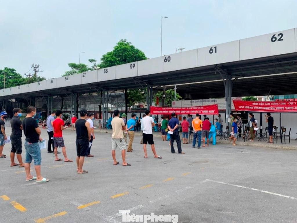 Có mặt tại bến xe Nước Ngầm trong hai ngày qua, PV Tiền Phong ghi nhận, người dân, chủ yếu là tài xế xe tải đứng xếp hàng từ sáng sớm để chờ được lấy mẫu. Có mặt tại bến xe Nước Ngầm trong hai ngày qua, PV Tiền Phong ghi nhận, người dân, chủ yếu là tài xế xe tải đứng xếp hàng từ sáng sớm để chờ được lấy mẫu.