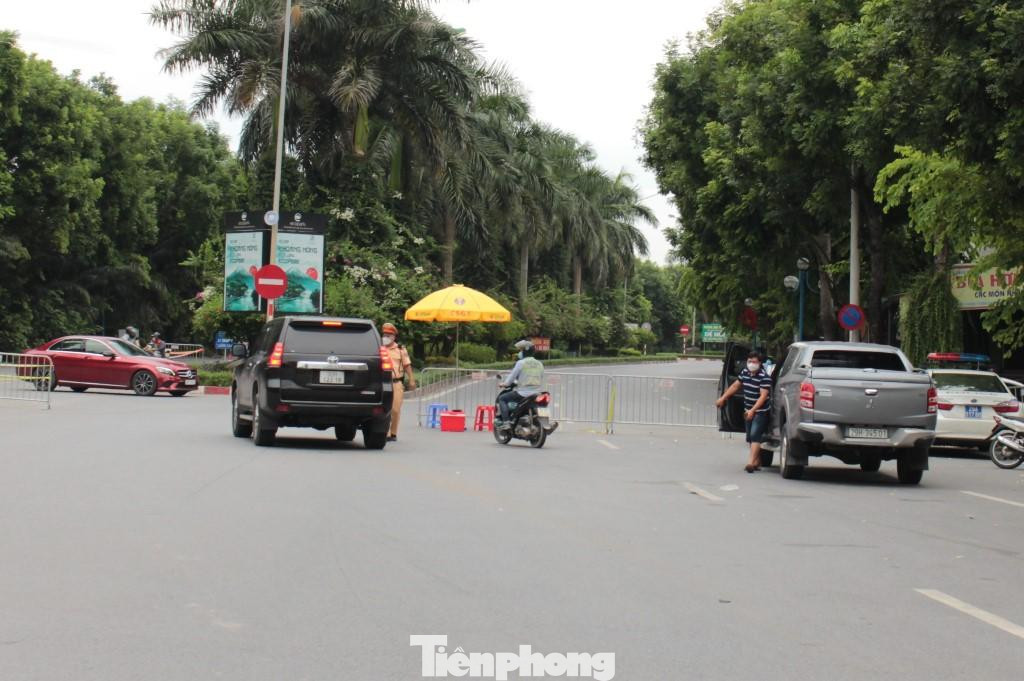Nhiều phương tiện bị lực lượng chức năng yêu cầu quay đầu vì không có lý do chính đáng. Nhiều phương tiện bị lực lượng chức năng yêu cầu quay đầu vì không có lý do chính đáng.