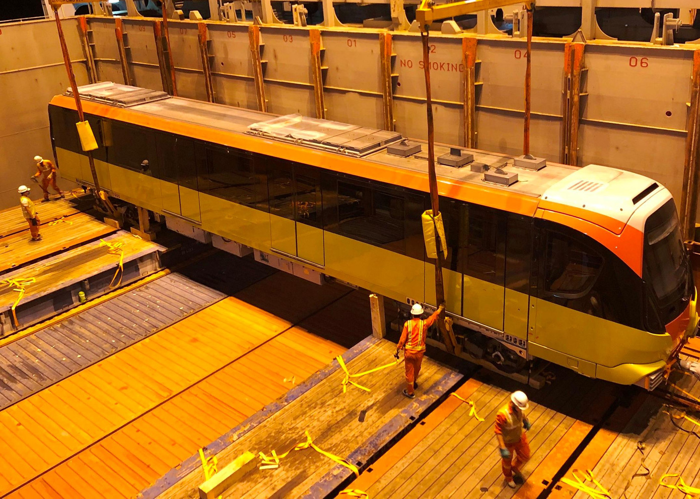 Tàu metro Nhổn - ga Hà Nội cẩu từ tàu biển lên bờ.