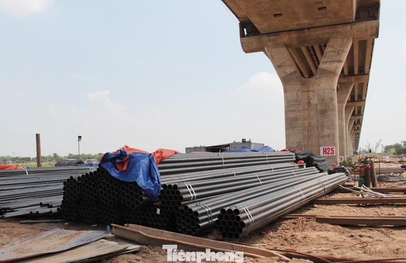 Dịch COVID-19 diễn biến phức tạp, kéo dài; giá vật liệu trong đó có sắt thép tăng thêm đến 40% dự toán đang làm ảnh hưởng không nhỏ đến việc nhà thầu huy động vật liệu, công nhân cho dự án...