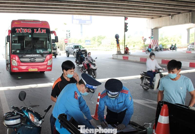Với một số xe tuân thủ quy định không đẩy đủ, tổ công tác đã yêu cầu tài xế cho xe vào vị trí đỗ, tạm dừng hành trình và yêu cầu đại diện nhà xe xuống làm việc. Với một số xe tuân thủ quy định không đẩy đủ, tổ công tác đã yêu cầu tài xế cho xe vào vị trí đỗ, tạm dừng hành trình và yêu cầu đại diện nhà xe xuống làm việc.