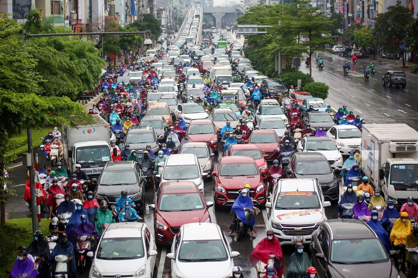 Ùn tắc giao thông trên đường những ngày qua.