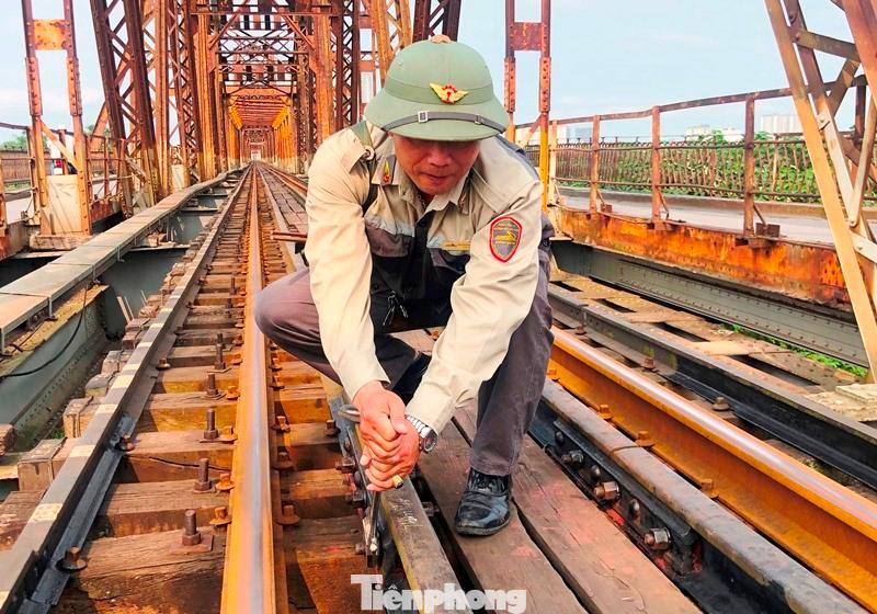 Với gần 2 km đường sắt chạy qua cầu Long Biên, mỗi ngày anh Nguyễn Giáp Khảo, công nhân tuần đường Cty CP đường sắt Hà Hải (Tổng Cty đường sắt Việt Nam - VNR) phải đi bộ để kiểm tra an toàn 12 giờ (1 ca). Do thời gian này nhiều hệ thống đảm bảo an toàn chưa được sửa chữa, bảo dưỡng định kỳ nên mỗi khi đi anh phải mang thêm kìm, mỏ-lết để vặn những con ốc bị bong ra.