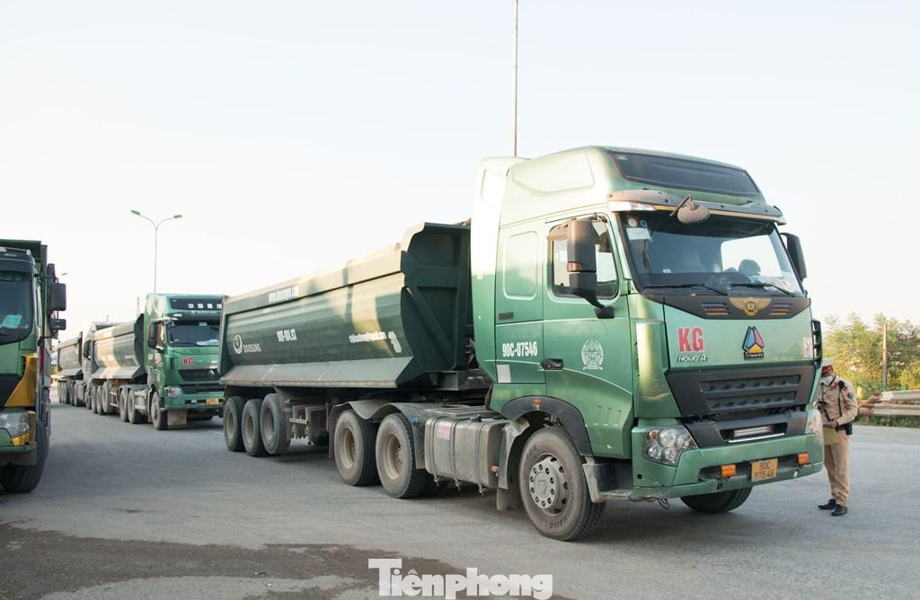 Do các xe thường chạy từng đoàn, nên mỗi khi lực lượng chức năng chỉ cần dừng kiểm tra một trường hợp, lập tức gây ùn ứ, các xe hổ vồ khác xếp thành hàng dài bịt kín một chiều đường. Do các xe thường chạy từng đoàn, nên mỗi khi lực lượng chức năng chỉ cần dừng kiểm tra một trường hợp, lập tức gây ùn ứ, các xe hổ vồ khác xếp thành hàng dài bịt kín một chiều đường.