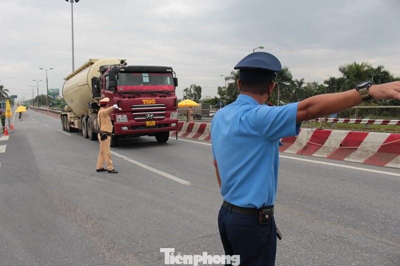 Thiếu tá Nguyễn Duy Linh, Đội CSGT số 2 chỉ huy chốt trực sáng 8/9 cho biết, tại đây liên ngành đã phân làm nhiều lớp để làm nhiệm vụ.