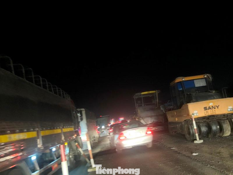 Hàng rào dựng kéo dài, công trường ngổn ngang, máy móc thi công để ngay trên đường... nhưng vào ban đêm tại đây không có đèn cảnh báo, công nhân cảnh giới theo quy định... dẫn đến ngoài ùn tắc, tai nạn, va chạm giao thông luôn xảy ra.