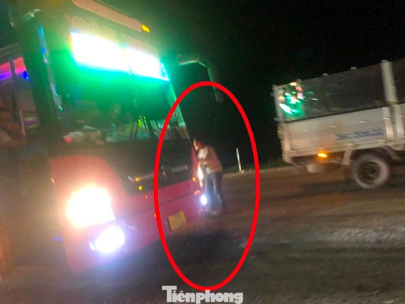 Do hàng rào thu hẹp lòng đường, trong khi đó đường dự án nhiều đoạn bỏ không, một số phụ xe khách đã xuống tháo, nhấc hàng rào để xe khách di chuyển.