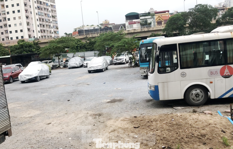 Bên trong bãi xe Hùng Hậu có rất nhiều ô tô đỗ đêm, ngày.