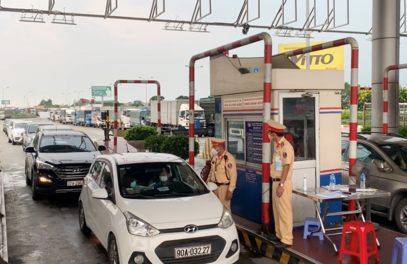 Ngày hôm nay lượng xe cá nhân qua chốt cũng tăng nên CSGT cũng phải tăng cường người kiểm tra, xử lý.