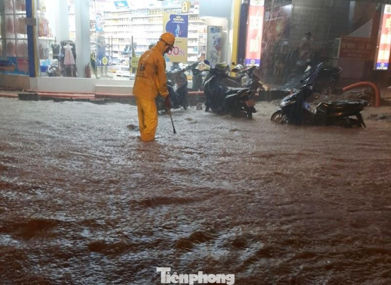 Từng là tuyến đường không bị ngập, nhưng trận mưa gần đây nhất là chiều tối 11/5, toàn tuyến phố Vũ Trọng Phụng thánh sông, nước ngập lút bánh xe máy, ô tô; việc đi lại tê liệt trong nhiều giờ. Ảnh chụp tối đoạn trước số nhà 50 phố Vũ Trọng Phụng tối 11/5.