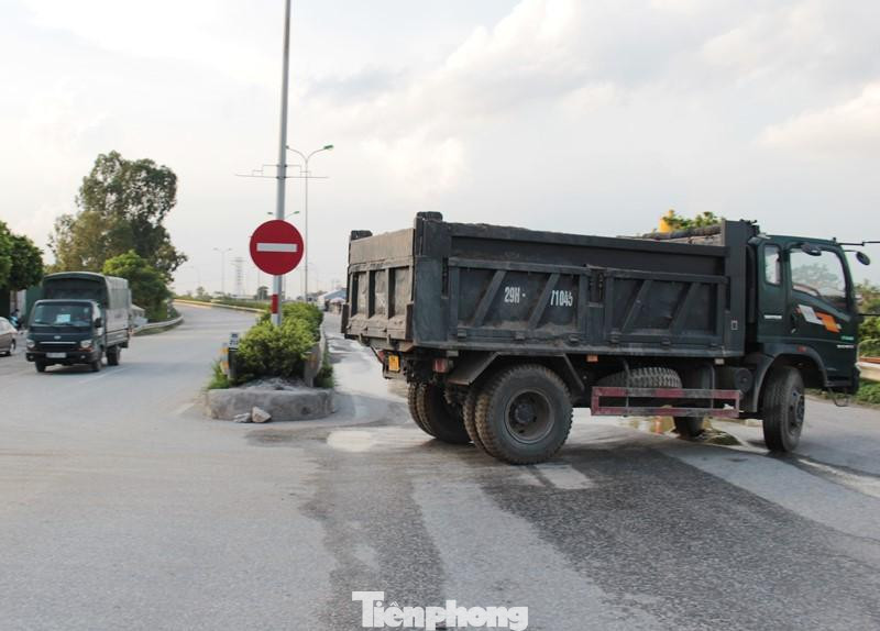 Trước sự việc trên PV Tiền Phong đã thông phản ánh với chốt trực, nhưng một thành viên chốt trực liên ngành tại đây cho rằng, tuy xe không có thẻ luồng xanh nhưng do đang phục vụ các công trình thi công trên địa bàn huyện nên được huyện sở tại cấp phép. Hình ảnh xe tải công trường không dán thẻ luồng xanh thông chốt Cầu Giẽ chiều 18/8.