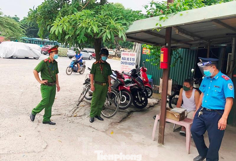 Tại bãi trông xe có tên Hùng Hậu phía đường Vành đai 3 với diện tích rộng cả nghìn mét vuông, tổ công tác cũng xác định không phép.