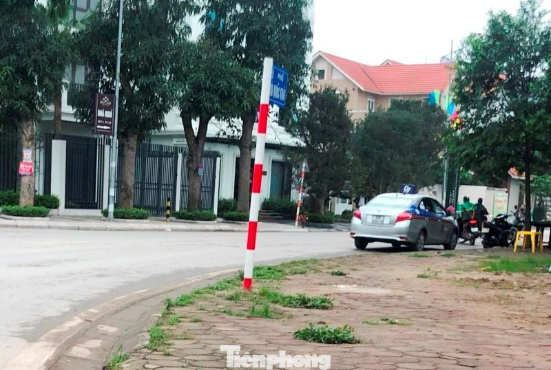 Vỉa hè phố Bùi Quốc Khái (Hoàng Liệt, Hoàng Mai), phía bên nhà dân thì lát gạch nhưng phía bên đối diện đoạn chạy qua các nhà biệt thự thì lát đá. Vỉa hè phố Bùi Quốc Khái (Hoàng Liệt, Hoàng Mai), phía bên nhà dân thì lát gạch nhưng phía bên đối diện đoạn chạy qua các nhà biệt thự thì lát đá.