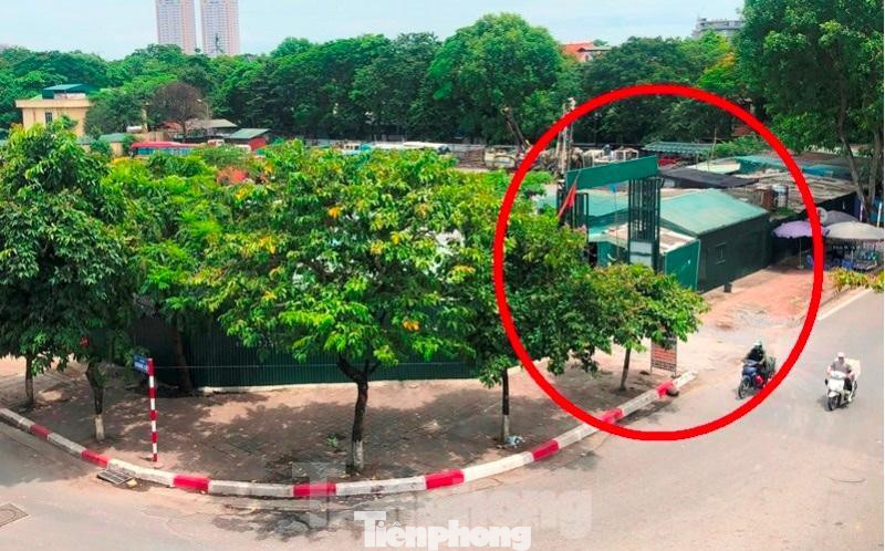 Bãi xe Hùng Hậu, Đức Cảnh Auto còn nằm và có cổng ra vào ngay tại nút giao thông Vành đai 3 - phố Đạm Phương (điều tối cấm khi cấp phép cho hoạt động bãi đỗ xe).