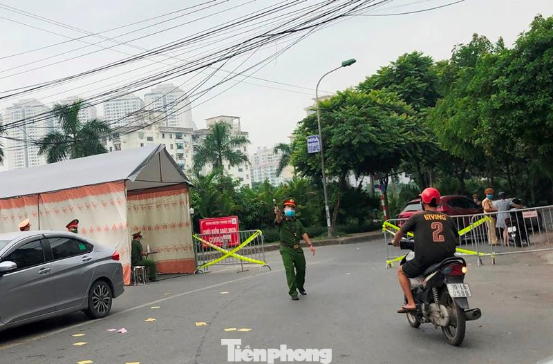 Chốt kiểm soát người và phương tiện trên đường Vành đai 3 đi lại chiều nay. Chốt kiểm soát người và phương tiện trên đường Vành đai 3 đi lại chiều nay.