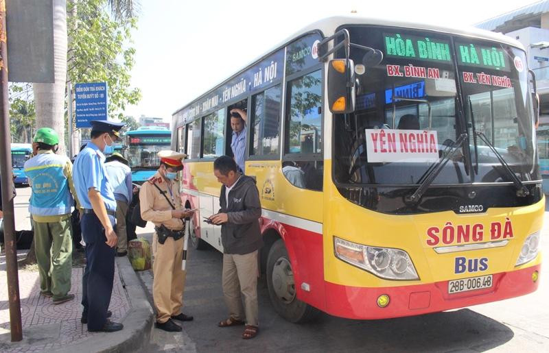 Liên ngành chú trọng kiểm tra vào xe vận tải khách, xe mang biển các tỉnh đang có dịch. Ảnh: Trọng Đảng