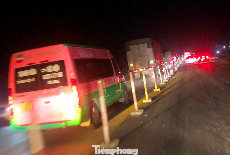 Những ngày nghỉ lễ 30/4 - 1/5 vừa qua, ùn tắc tại đây diễn ra từ sáng đến đêm tối.