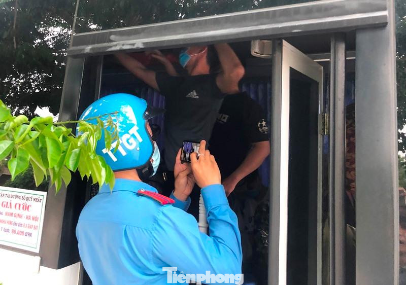 Sau khi yêu cầu tài xế mở cửa xe để lực lượng Thanh tra giao thông kiểm tra, trên xe chật ních người, một số hành khách đã phải đứng.