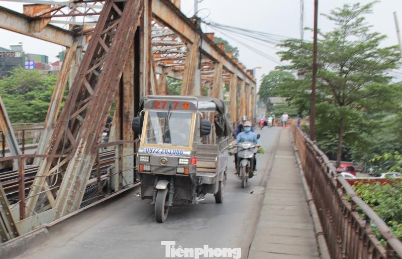Để giảm ùn tắc, va chạm, cầu Long Biên được thành phố Hà Nội tổ chức giao thông theo hướng, chỉ cho xe 2 bánh (xe máy, xe đạp) đi vào ban ngày. Tuy nhiên, sáng 7/4, có mặt tại đây, PV ghi nhận có cả xe ba bánh chở hàng cũng chạy lên cầu.