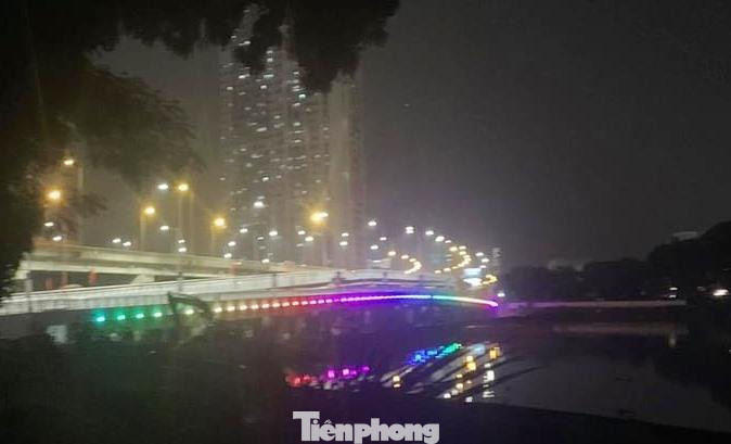 Cầu cạn vượt hồ Linh Đàm về đêm.