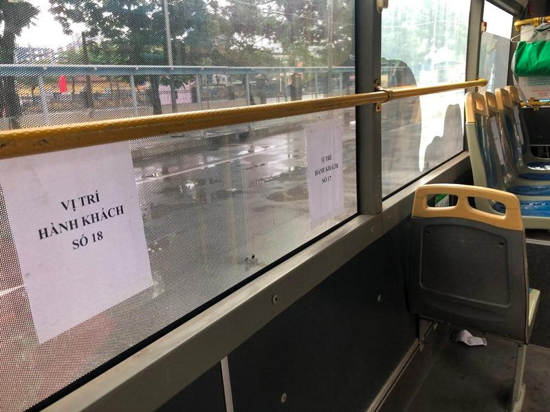 Tại các vi trí đứng cũng được đánh số để khách giãn cách