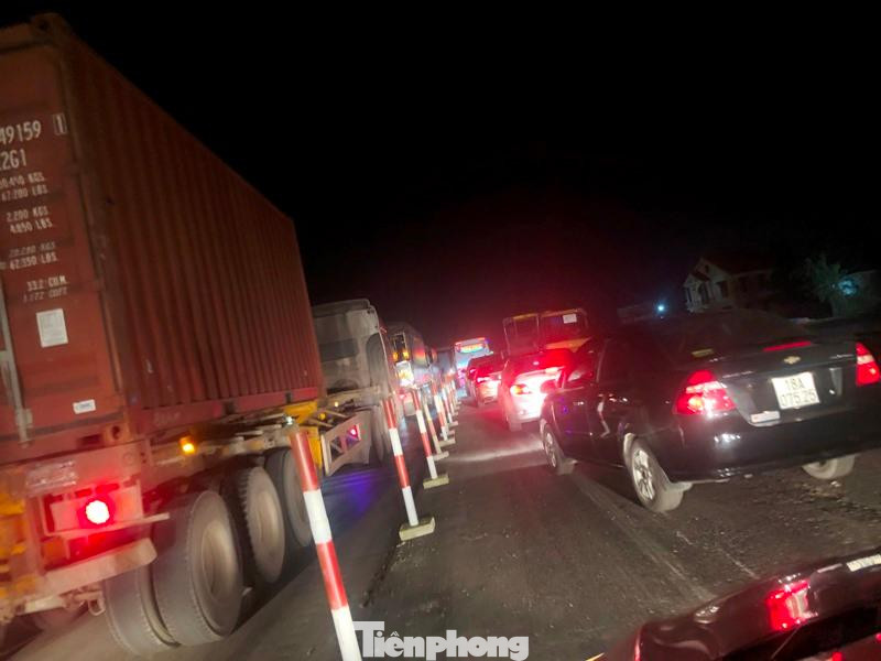 Ùn tắc kéo dài và nhiều đoạn do không thể nhích bánh, phương tiện ô tô đã phải tràn sang cả đường dự án đang quây rào để không.