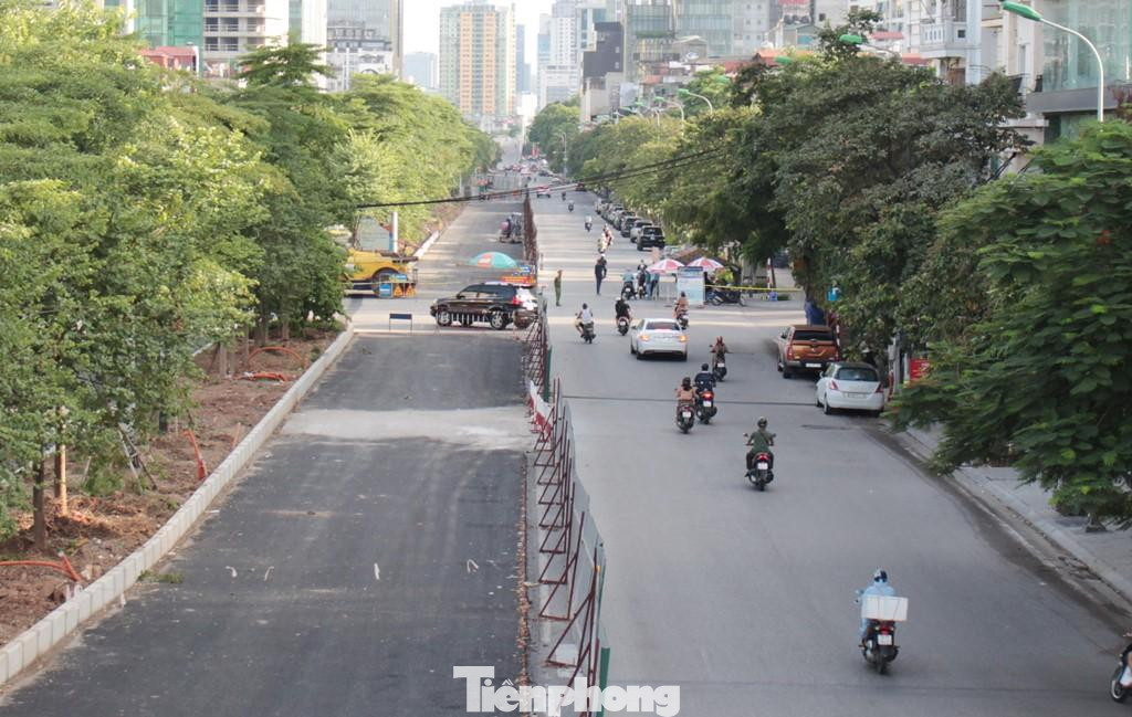 Để tạo sự đồng bộ về hạ tầng trên trục đường Hồ Tây - Trung tâm Hội nghị Quốc gia, sau khi được thành phố Hà Nội đồng ý, từ giữa tháng 7/2021 Sở GTVT đã giao cho Ban Duy tu các công trình hạ tầng giao thông (Ban Duy tu) thực hiện xén dải phân cách, mở rộng lòng đường Liễu Giai - Văn Cao để có mặt cắt ngang tương đồng với trục Nguyễn Chí Thanh – Trần Duy Hưng. Để tạo sự đồng bộ về hạ tầng trên trục đường Hồ Tây - Trung tâm Hội nghị Quốc gia, sau khi được thành phố Hà Nội đồng ý, từ giữa tháng 7/2021 Sở GTVT đã giao cho Ban Duy tu các công trình hạ tầng giao thông (Ban Duy tu) thực hiện xén dải phân cách, mở rộng lòng đường Liễu Giai - Văn Cao để có mặt cắt ngang tương đồng với trục Nguyễn Chí Thanh – Trần Duy Hưng.