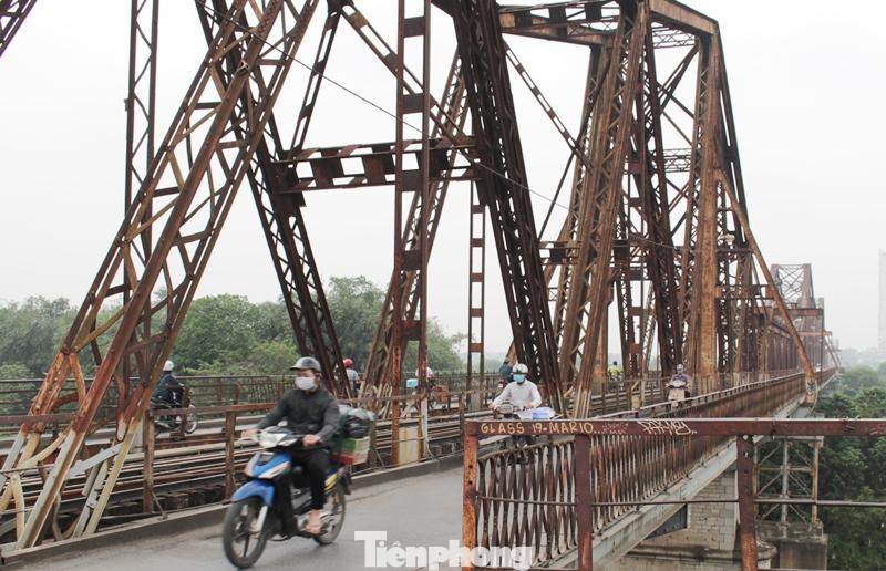 Toàn bộ phần sắt trên cầu đã chuyển màu úa vàng, hoen ghỉ, các lớp sơn bảo vệ cũng lâu chưa được sơn lại.
