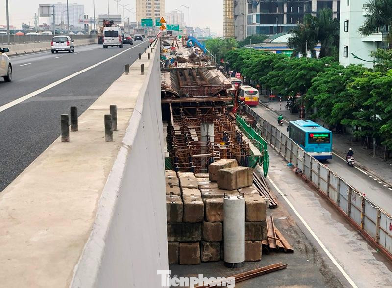 Ghi nhận trên đường Vành đai 3 trên cao Mai Dịch - cầu Thăng Long trong sáng nay, toàn bộ tuyến đường dài khoảng 6 km đã hình thành 3 nhánh đường kết nối lên xuống mỗi bên.